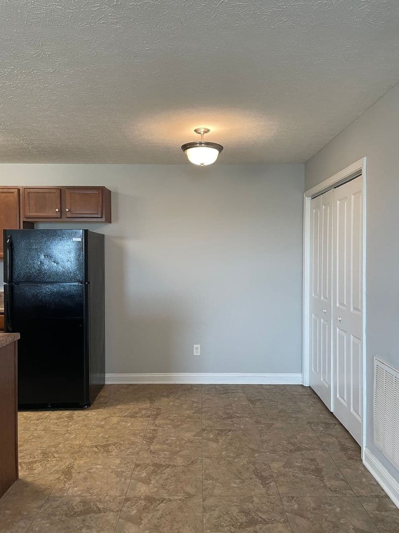 Bowling Green Apartment: 429 Upper Stone Avenue