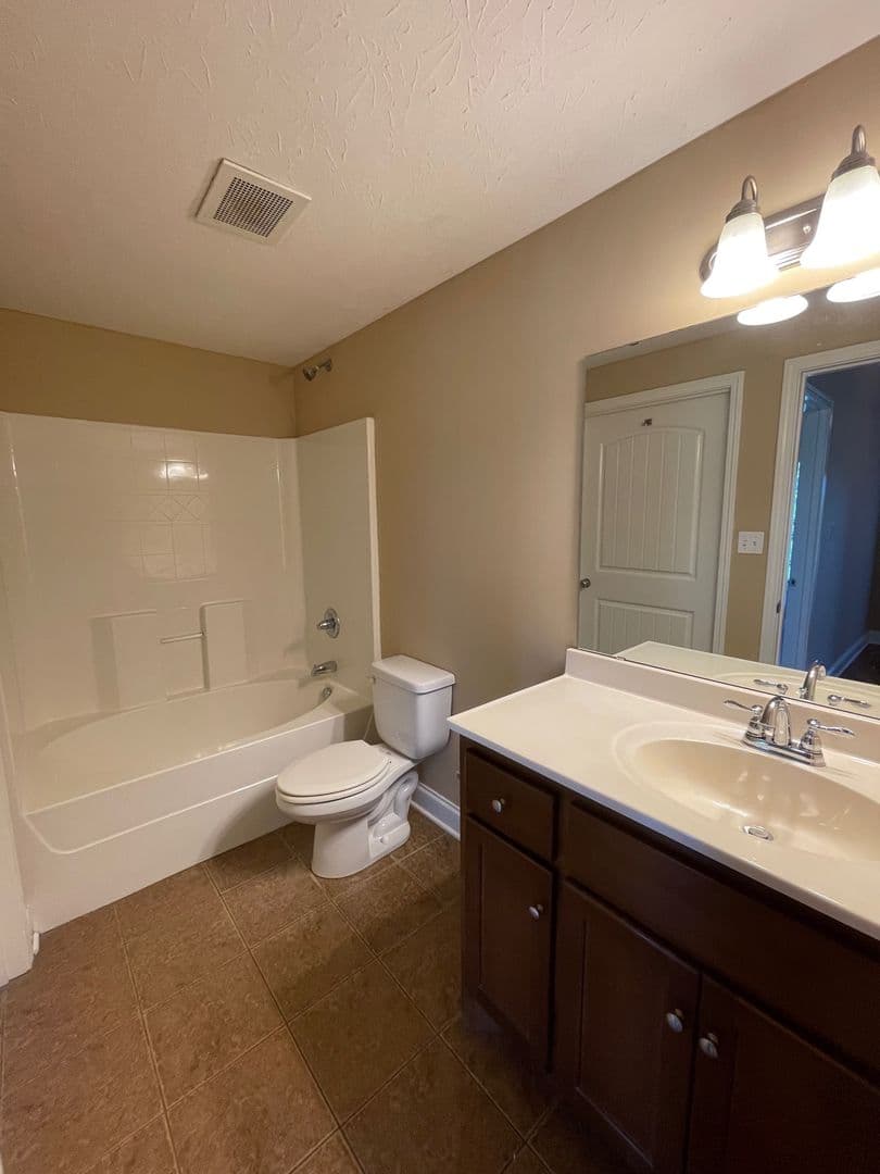 Bowling Green Apartment: 655 Declaration Way