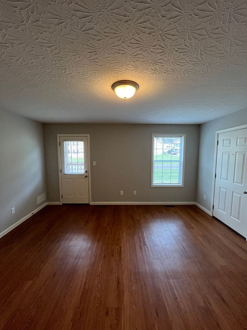 Bowling Green Apartment: 434 Upper Stone Avenue