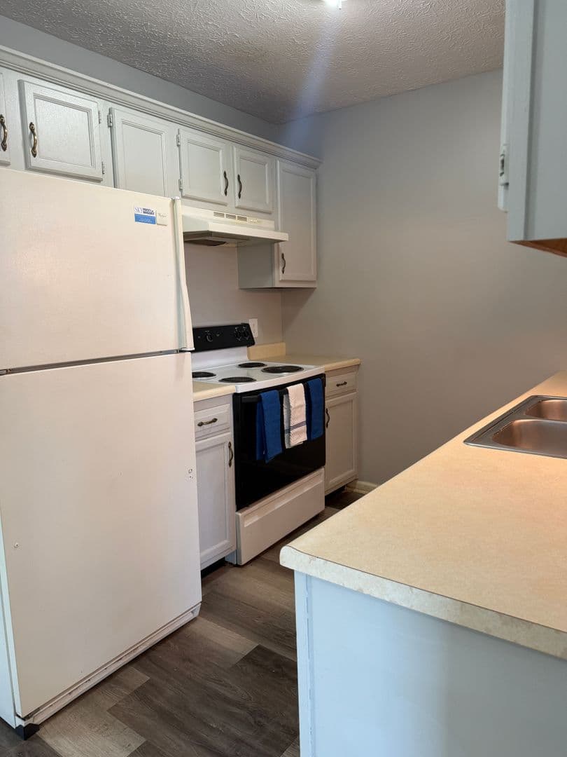 Bowling Green Apartment: 6550 Louisville Rd