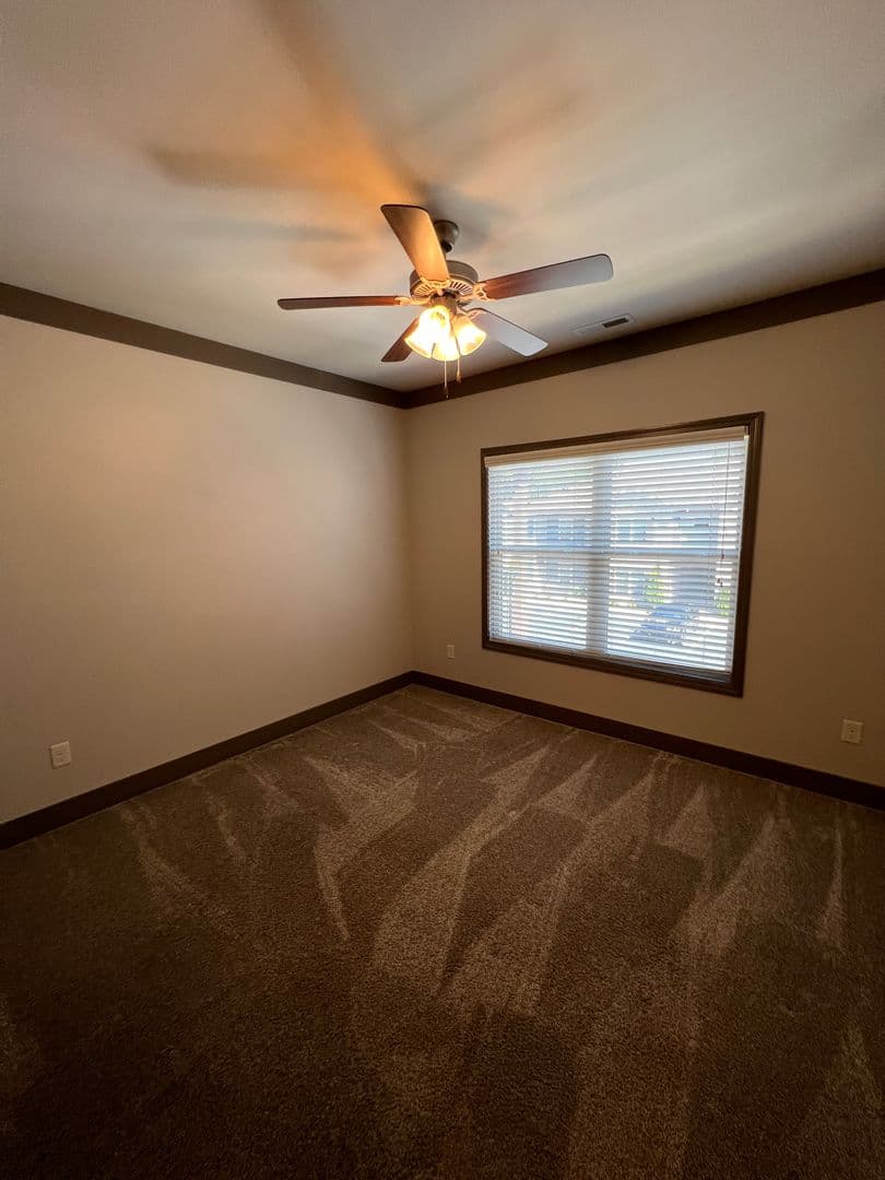 Bowling Green Apartment: 556 Emmett Ave