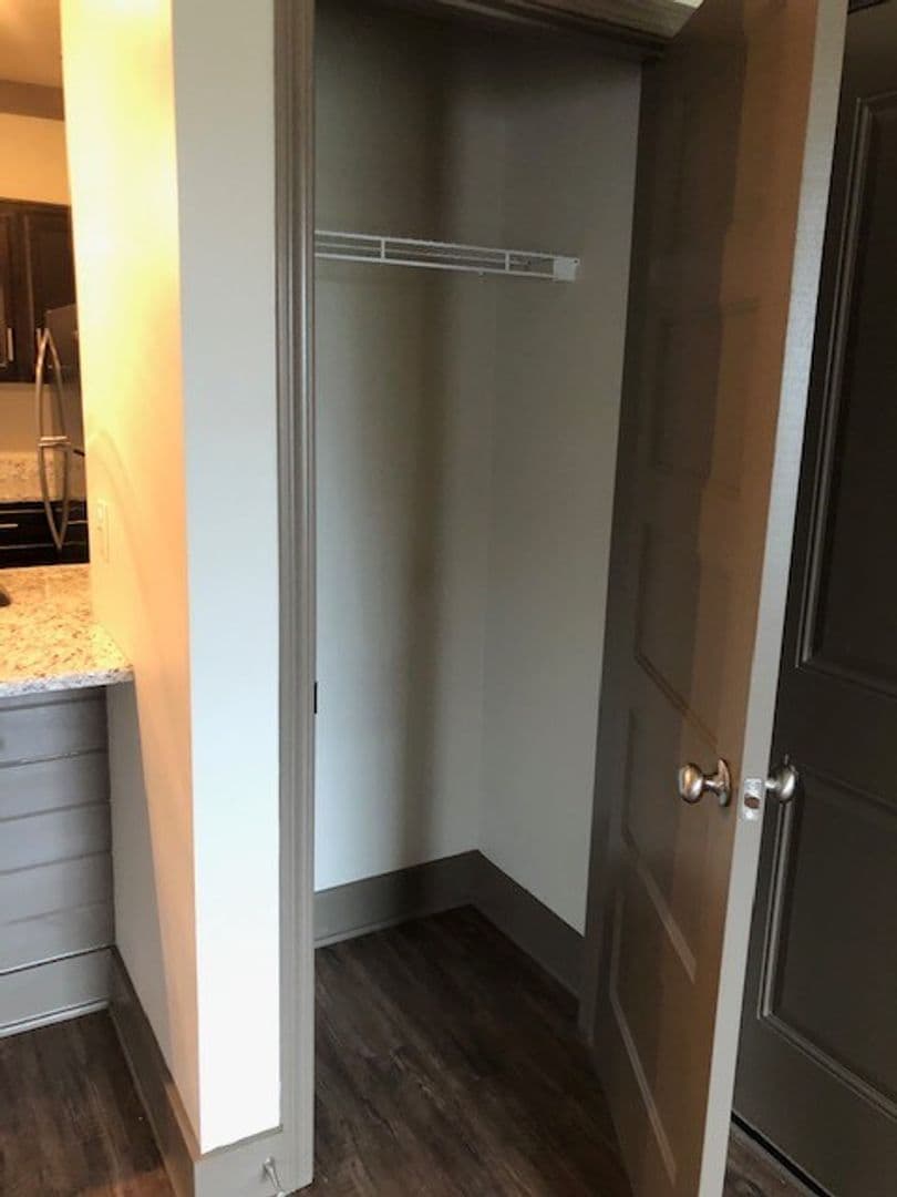 Bowling Green Apartment: 556 Emmett Ave