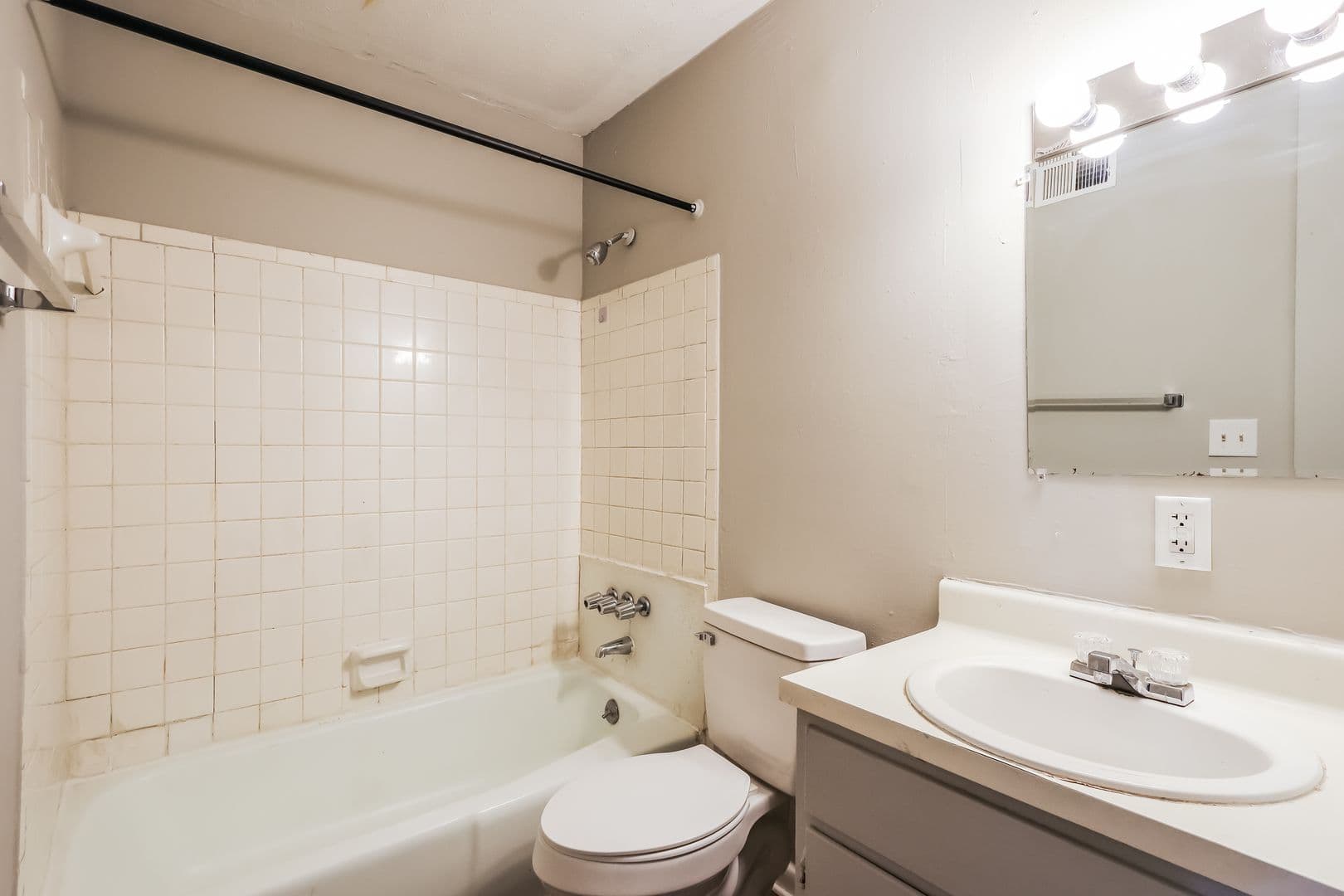 Glasgow Apartment: 200 Shalimar Drive