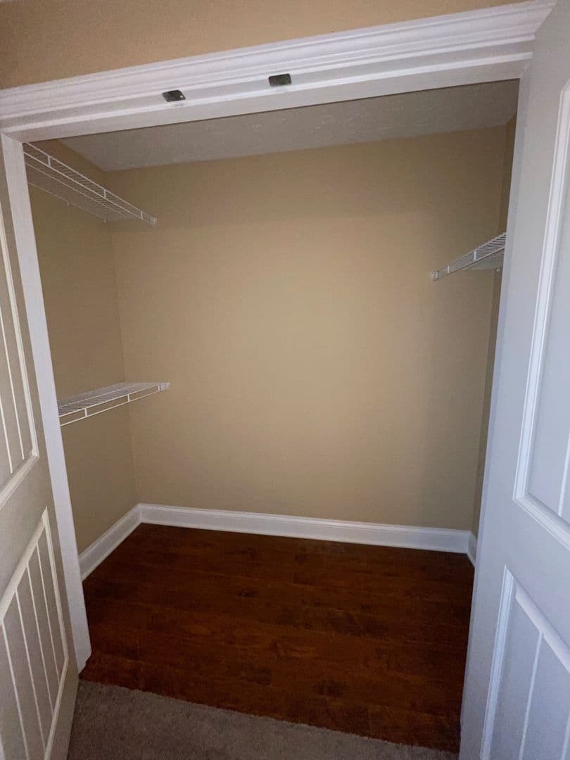 Bowling Green Apartment: 655 Declaration Way