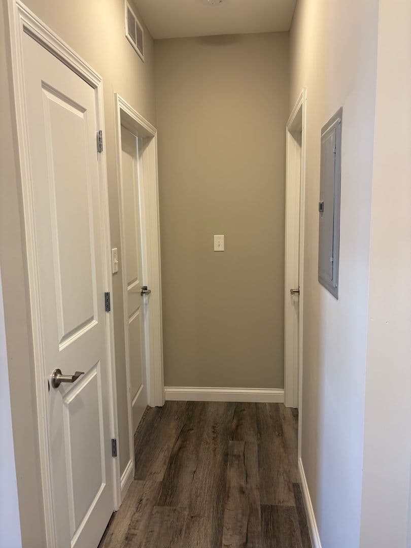Bowling Green Apartment: 222 Moss View Street
