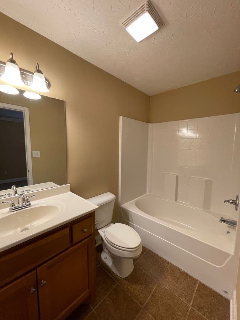 Bowling Green Apartment: 655 Declaration Way