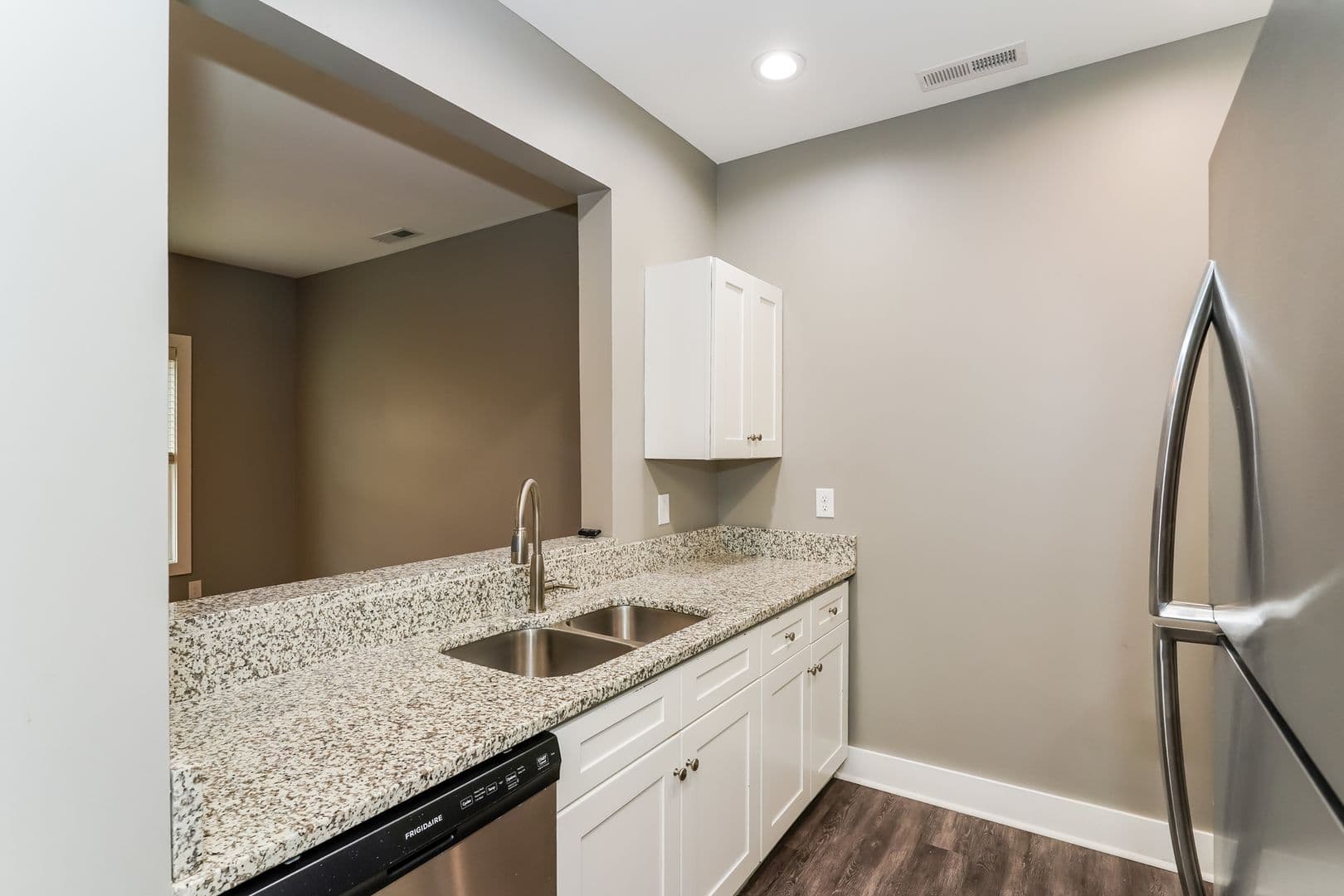 Bowling Green Apartment: 216 Moss View St