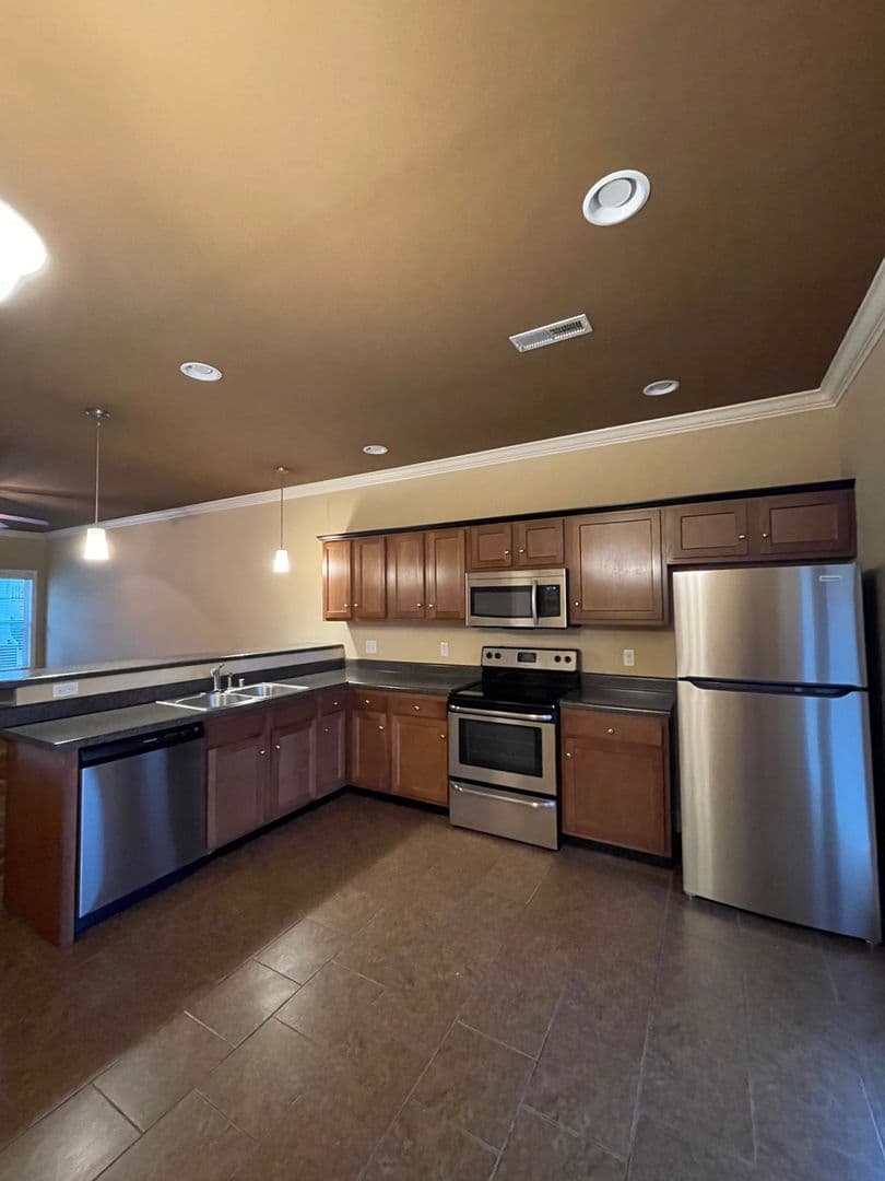 Bowling Green Apartment: 655 Declaration Way
