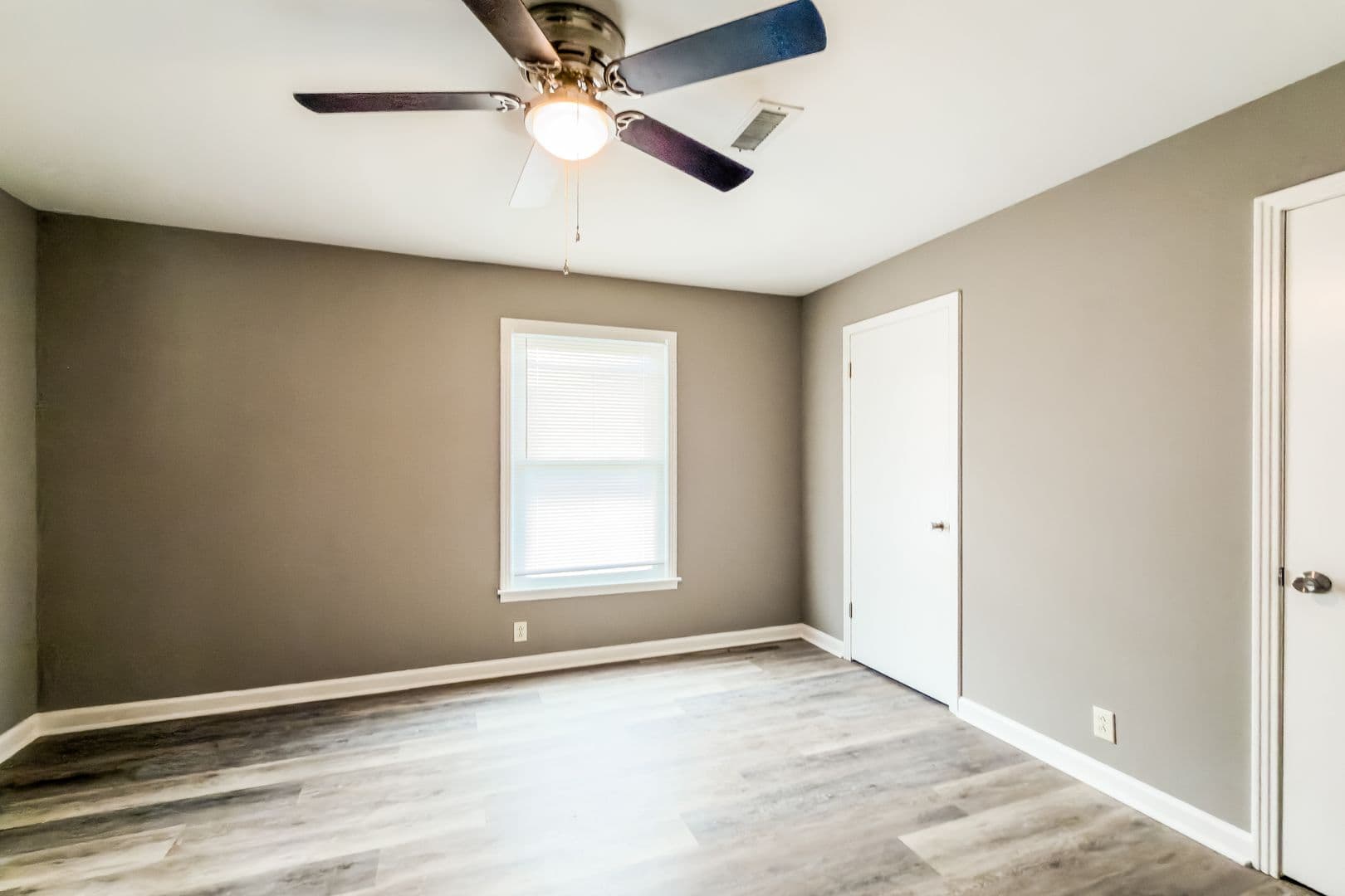 Springfield Apartment: 200 Watson Road
