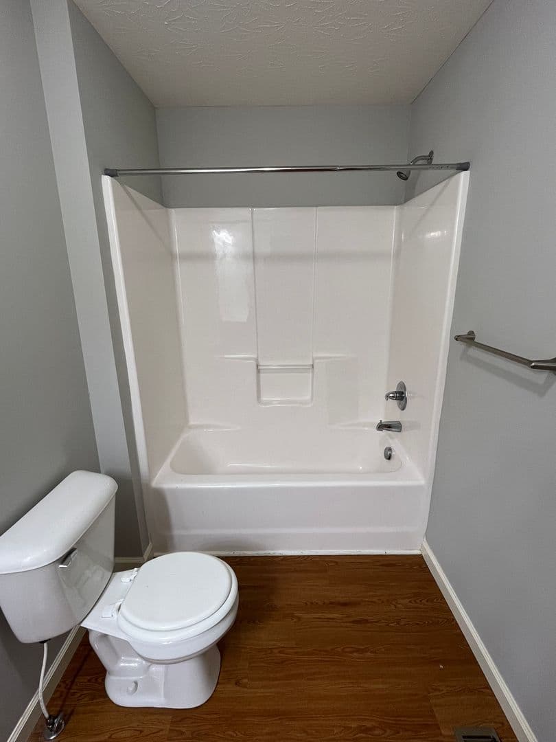 Bowling Green Apartment: 434 Upper Stone Avenue