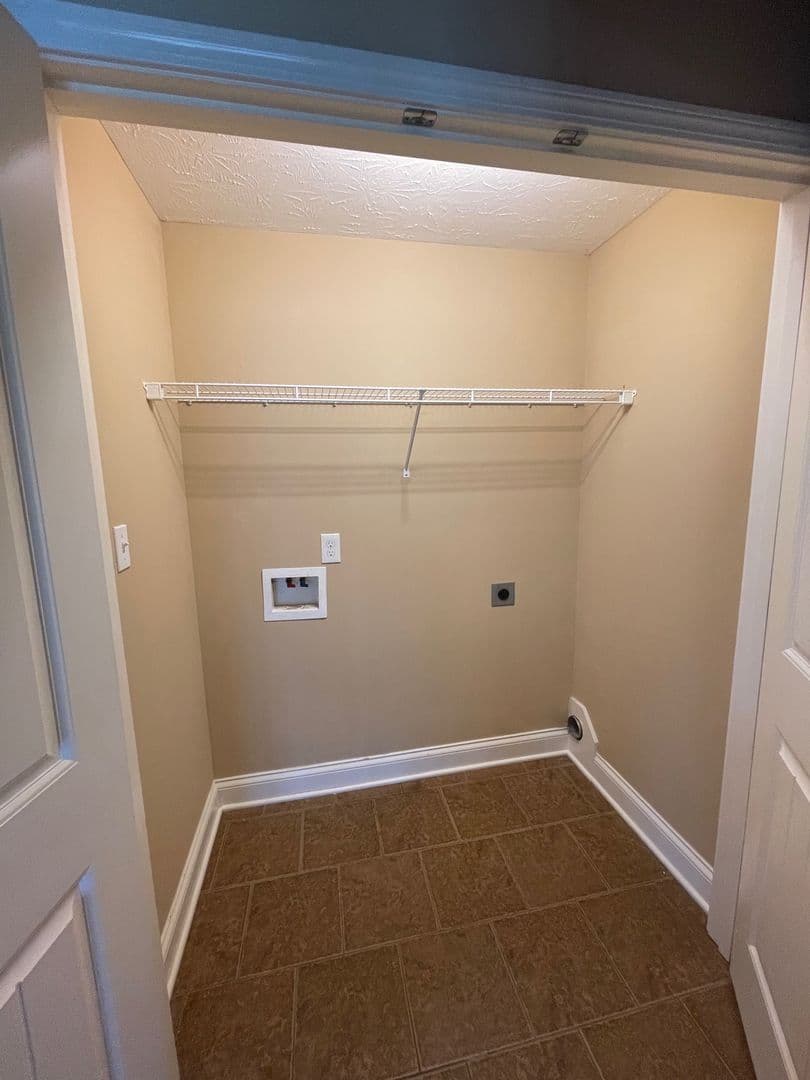 Bowling Green Apartment: 655 Declaration Way