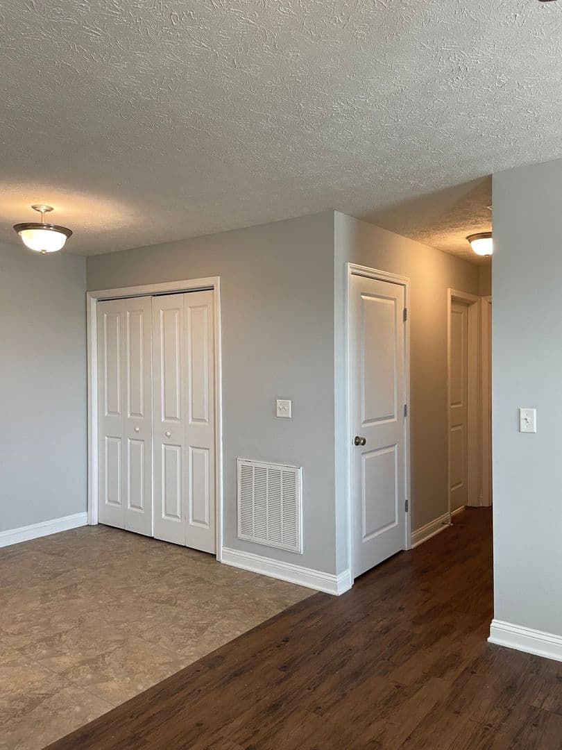 Bowling Green Apartment: 429 Upper Stone Avenue