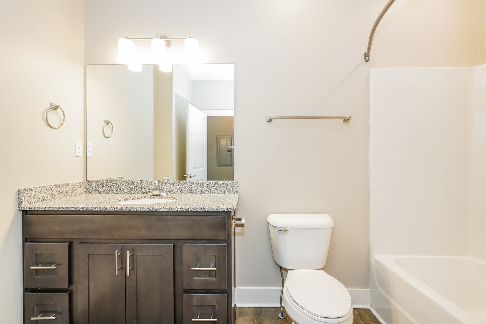 White House Apartment: 2940 US-31W