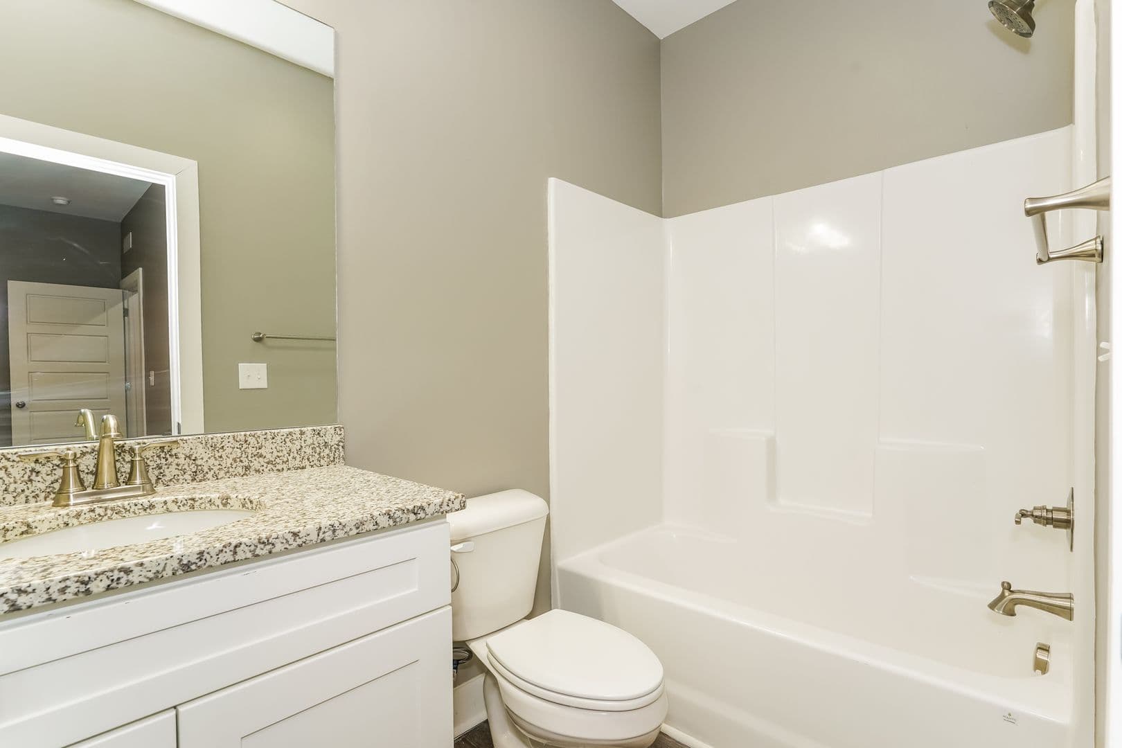 Bowling Green Apartment: 216 Moss View St