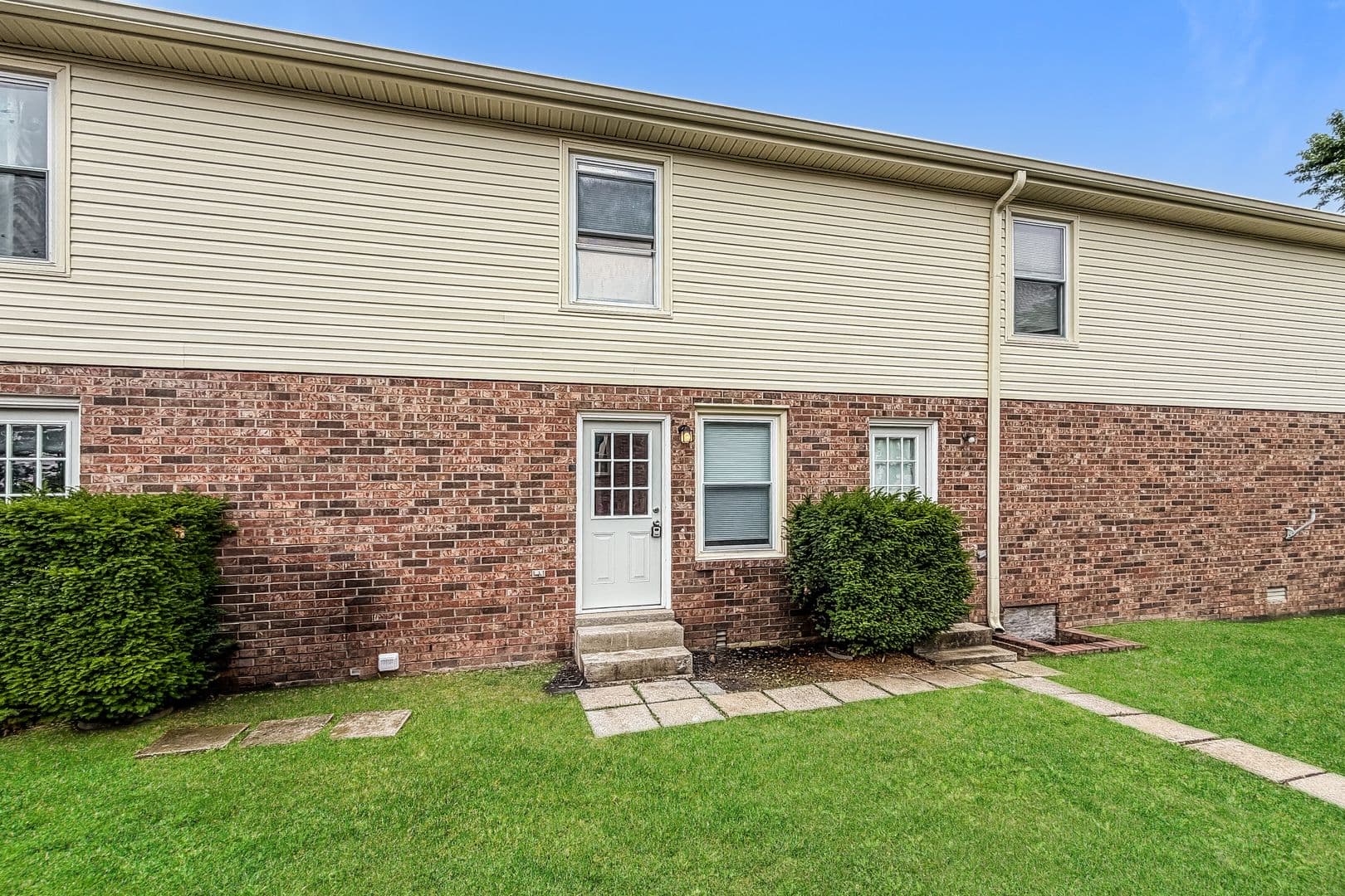 Springfield Apartment: 200 Watson Road