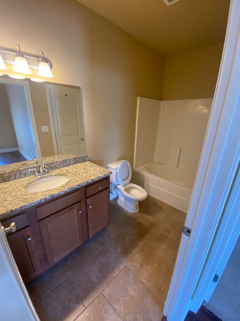 Bowling Green Apartment: 655 Declaration Way