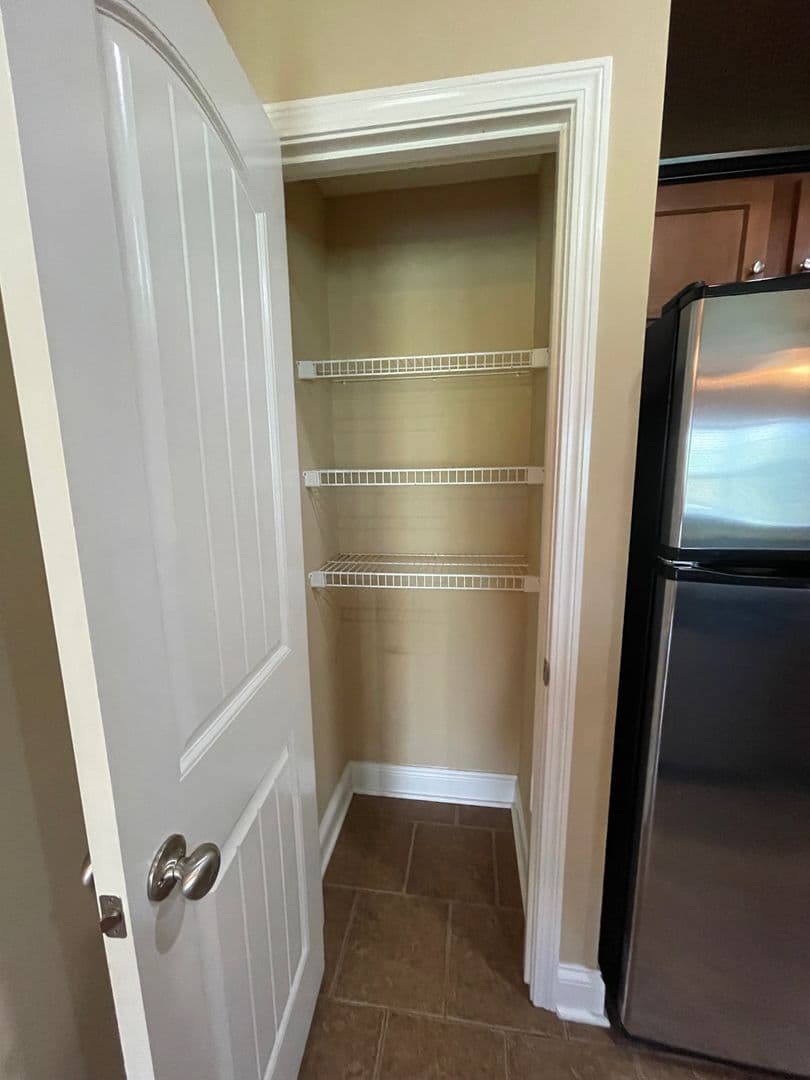 Bowling Green Apartment: 655 Declaration Way