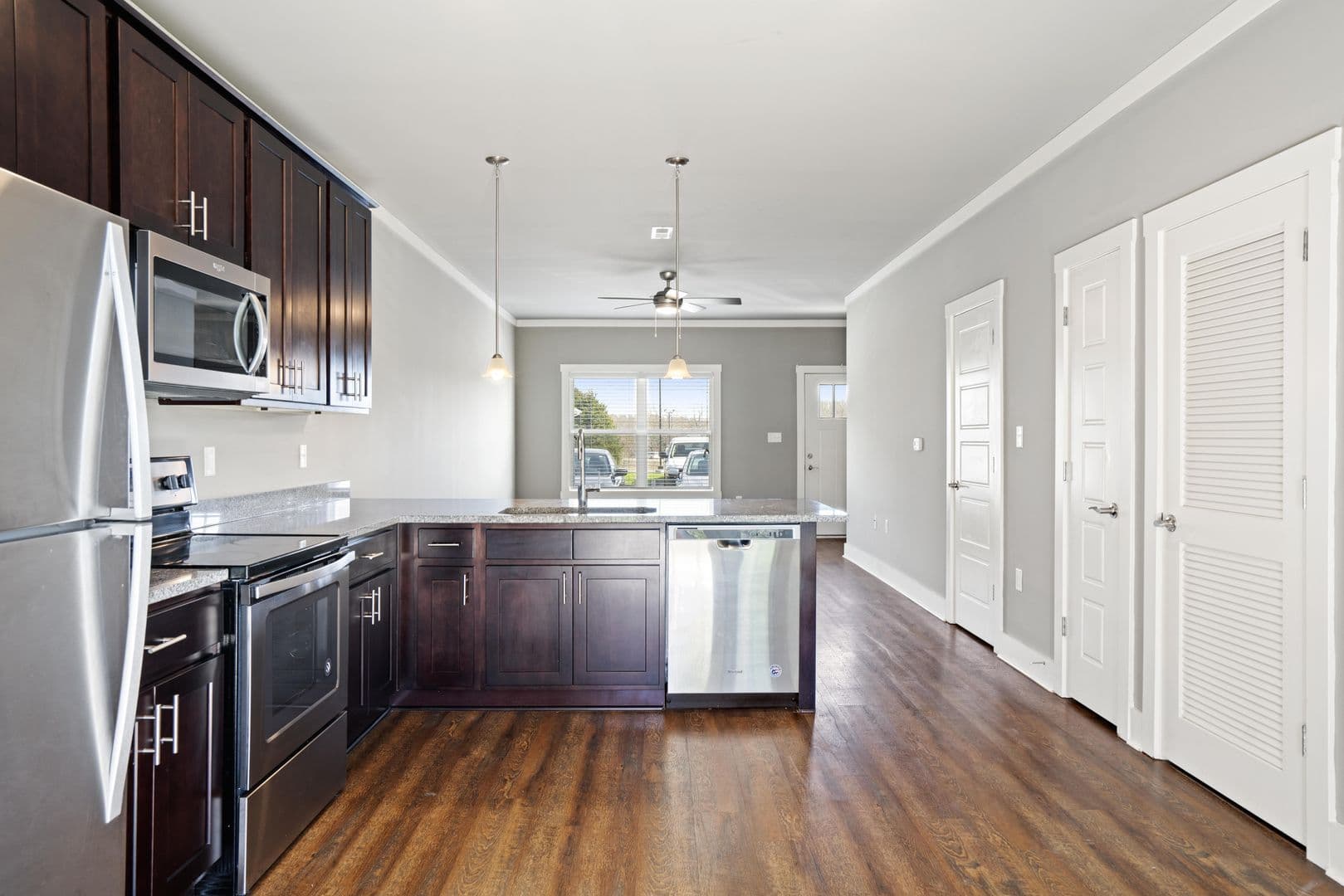 White House Apartment: 529 Raymond Hirsch Parkway