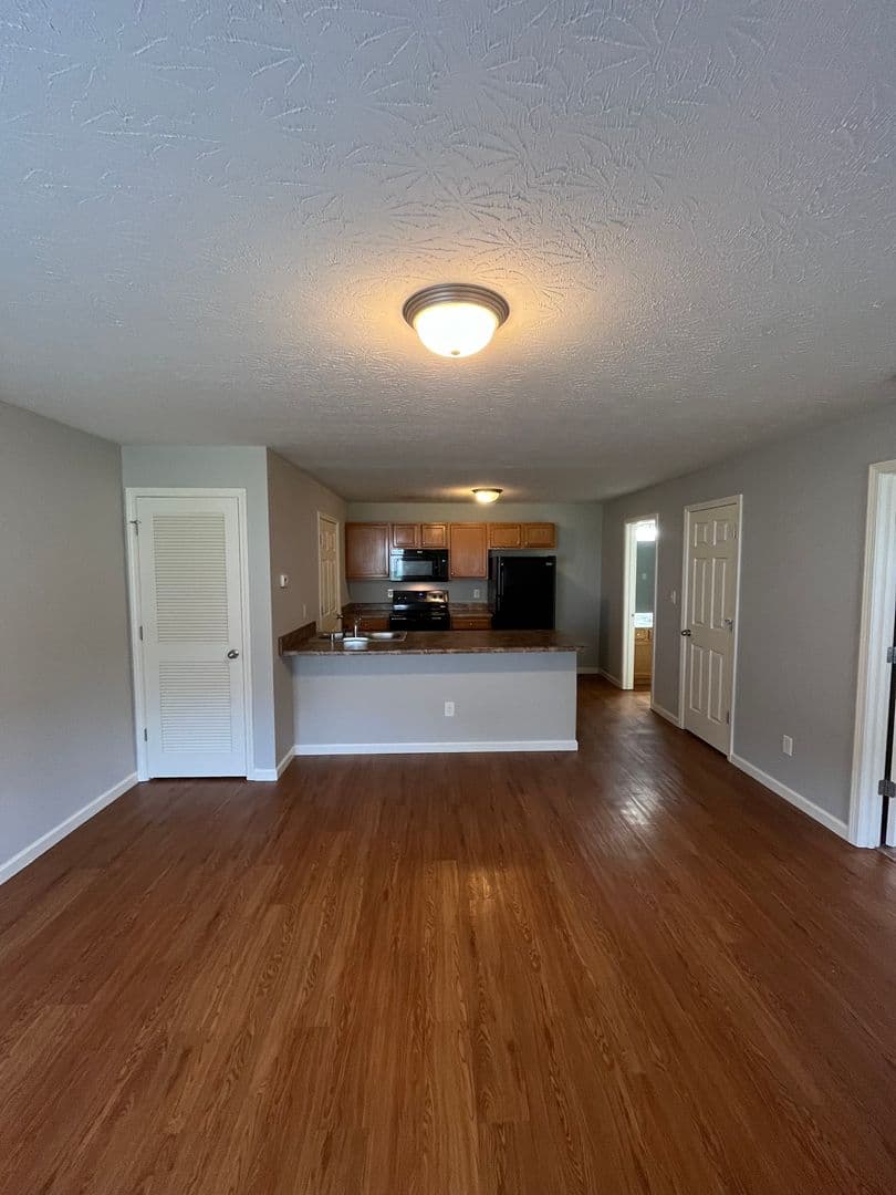 Bowling Green Apartment: 434 Upper Stone Avenue