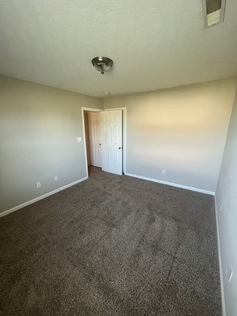 Bowling Green Apartment: 2610 Oriole Street