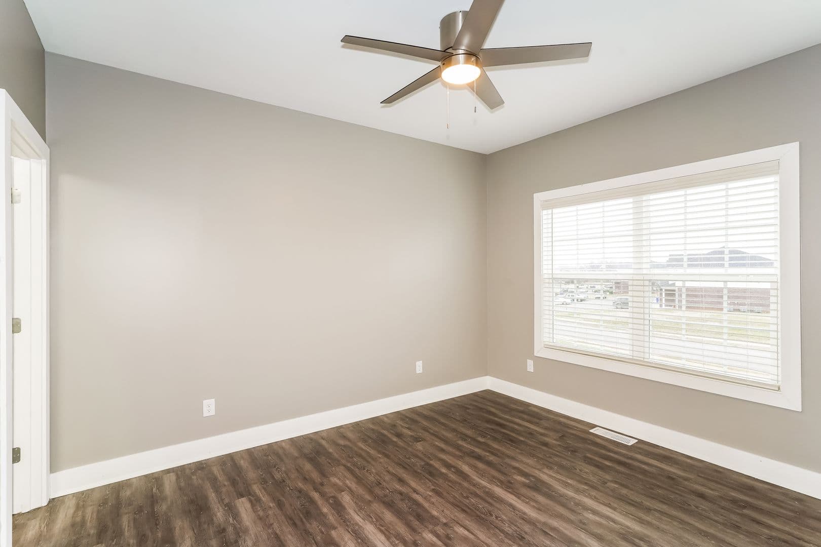 Bowling Green Apartment: 216 Moss View St