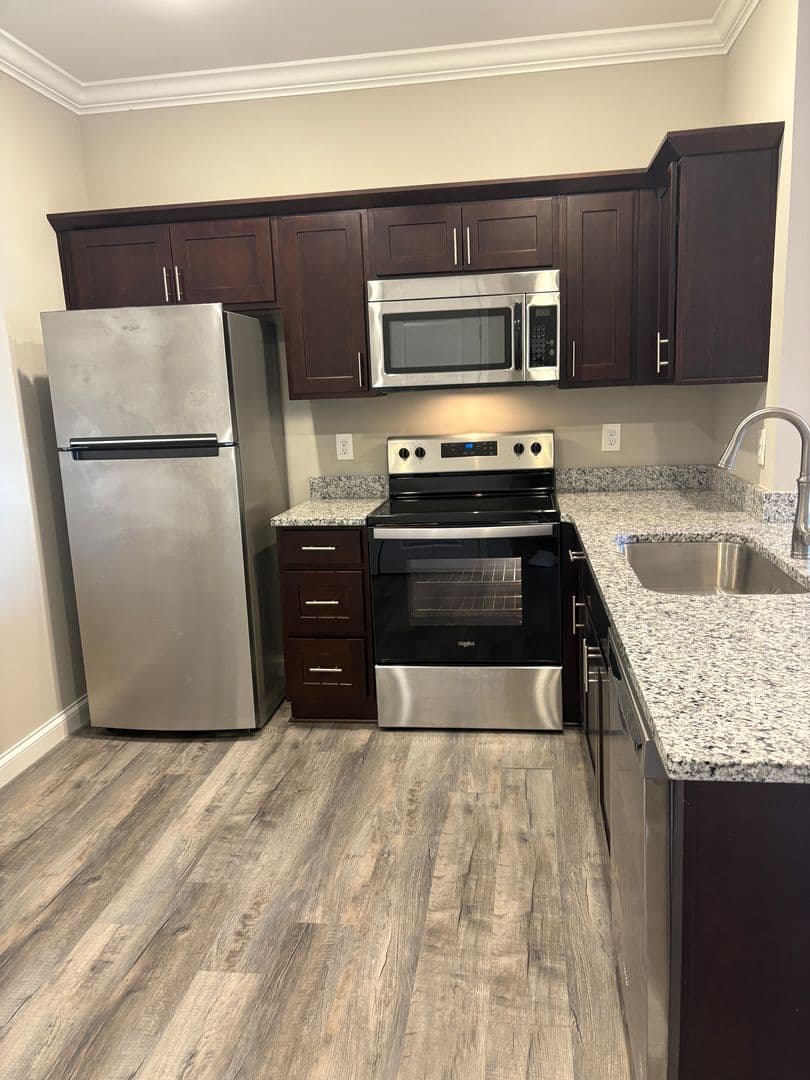 Bowling Green Apartment: 222 Moss View Street