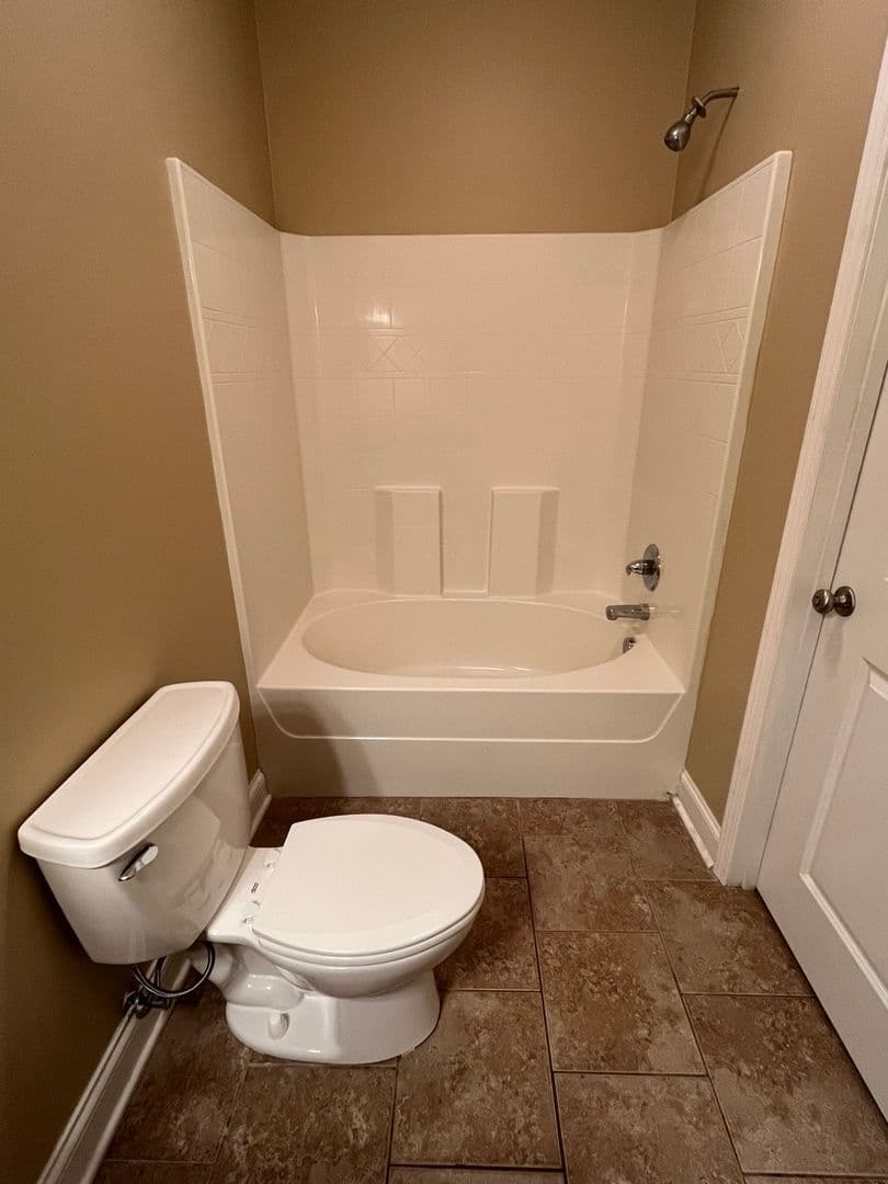 Bowling Green Apartment: 6068 Louisville Rd