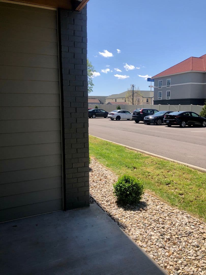 Bowling Green Apartment: 249 Greenwood Lane