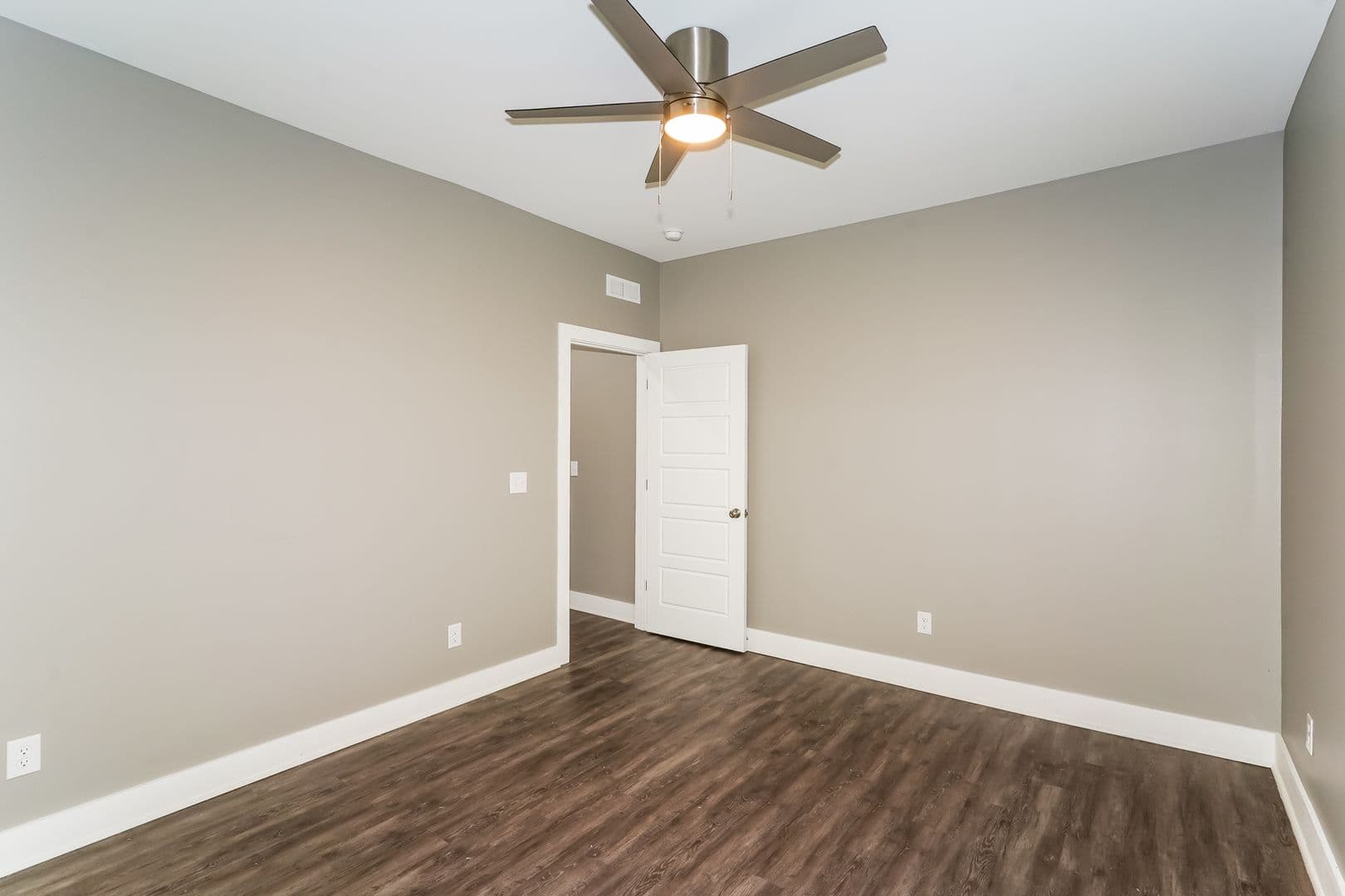 Bowling Green Apartment: 216 Moss View St