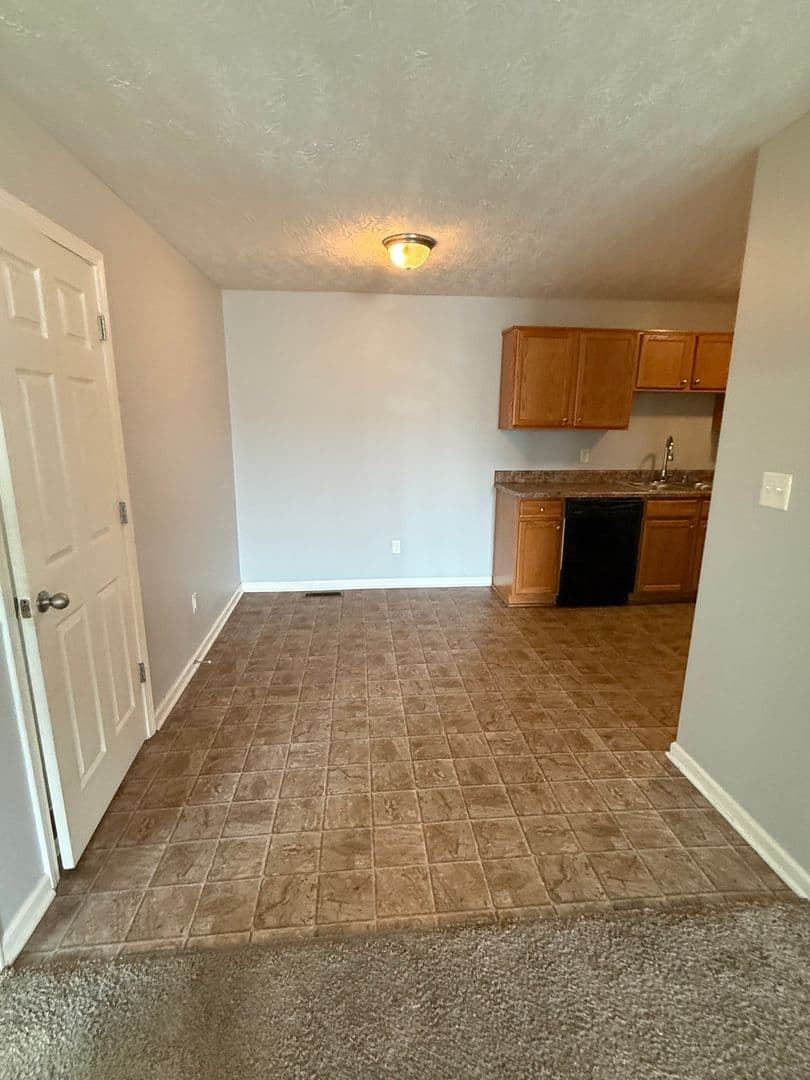 Bowling Green Apartment: 355 Upper Stone Avenue
