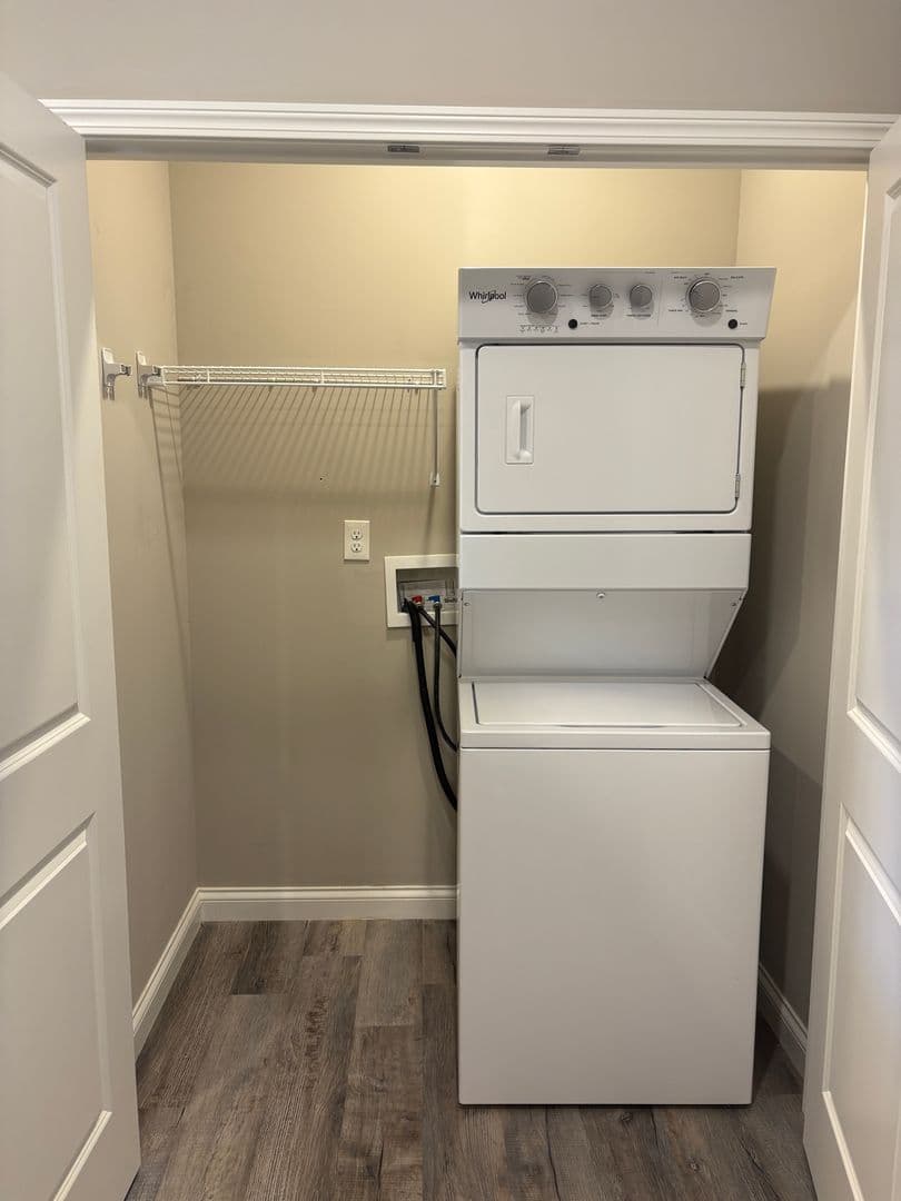 Bowling Green Apartment: 222 Moss View Street