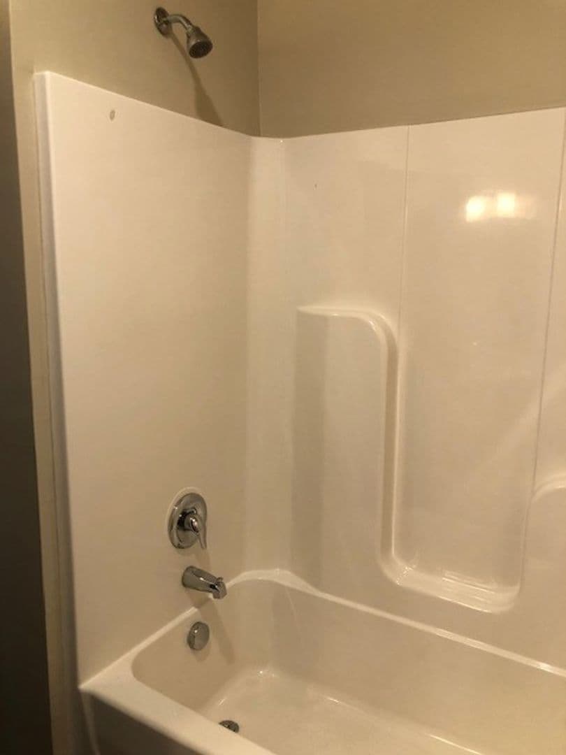 Bowling Green Apartment: 556 Emmett Ave