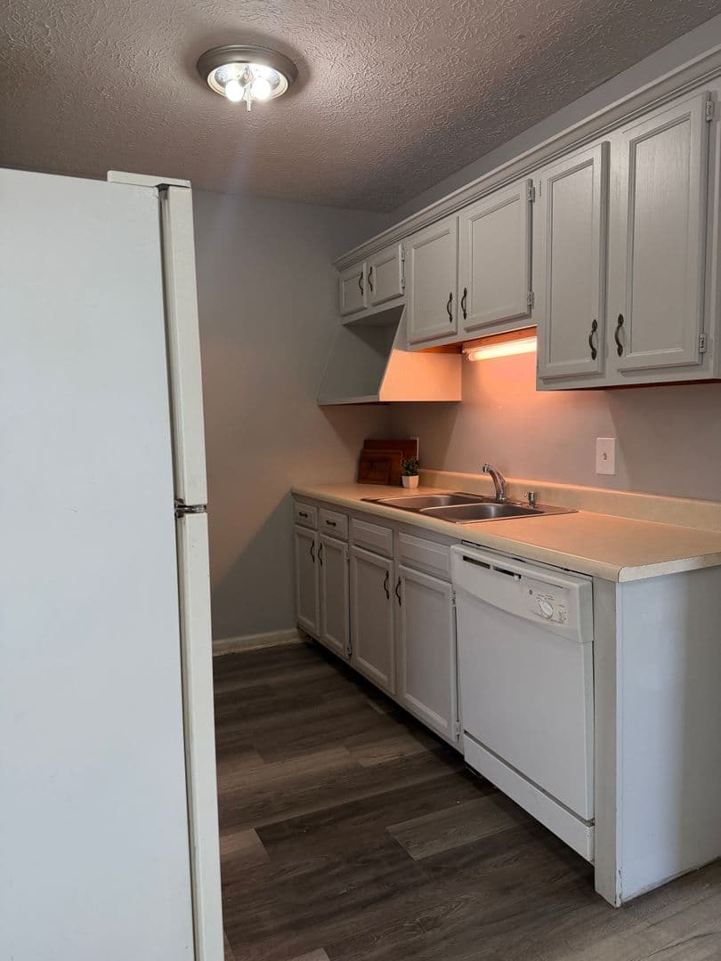 Bowling Green Apartment: 6550 Louisville Rd
