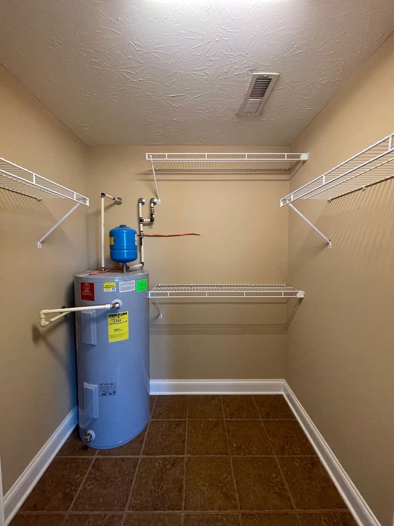 Bowling Green Apartment: 655 Declaration Way