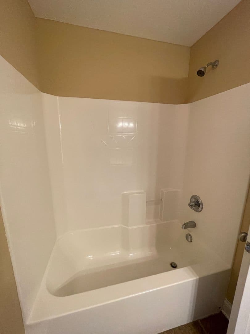 Bowling Green Apartment: 655 Declaration Way