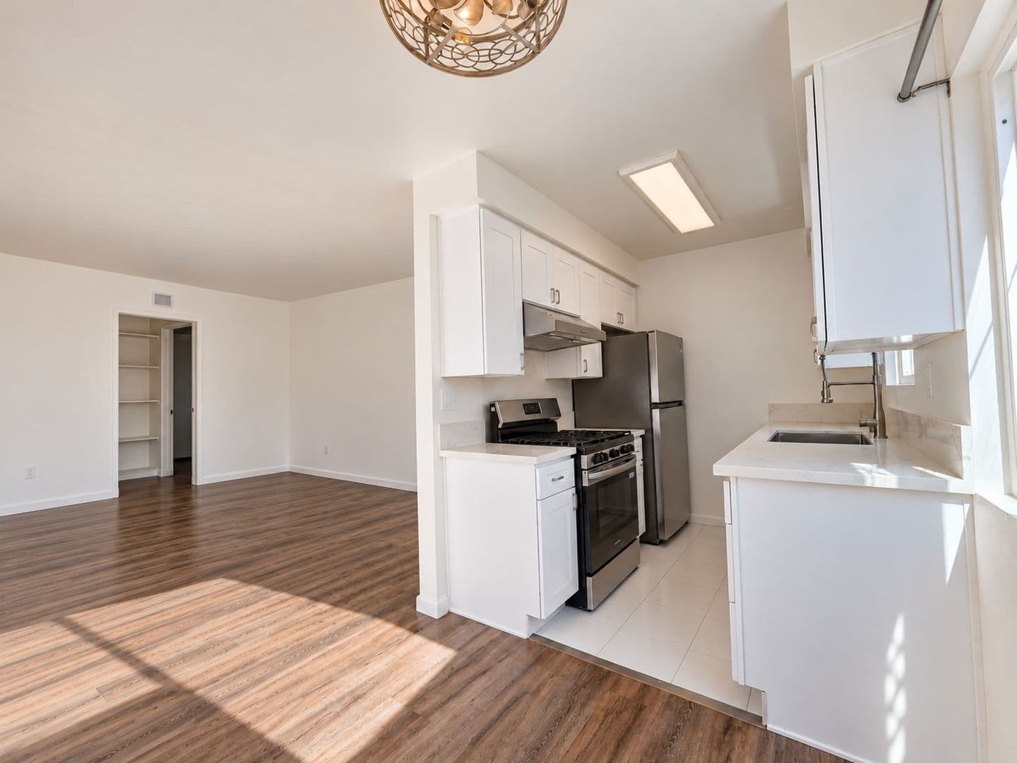 Santa Monica Apartment: 1522 Harvard Street