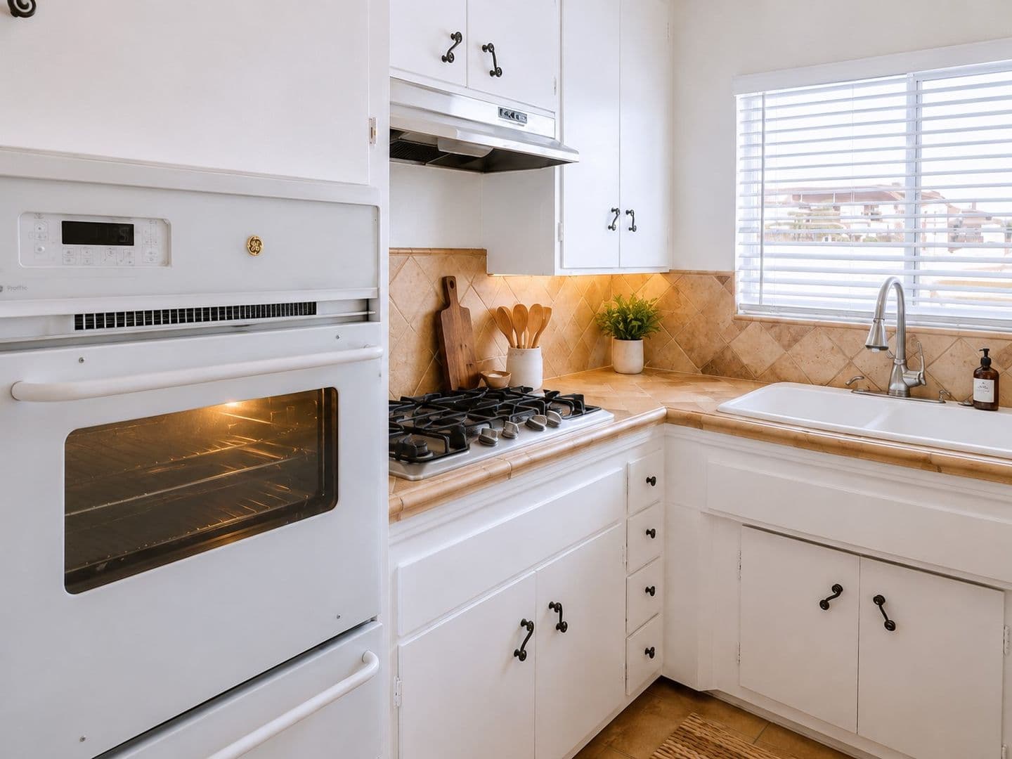 Beverly Hills Apartment: 216 S. Gale Dr