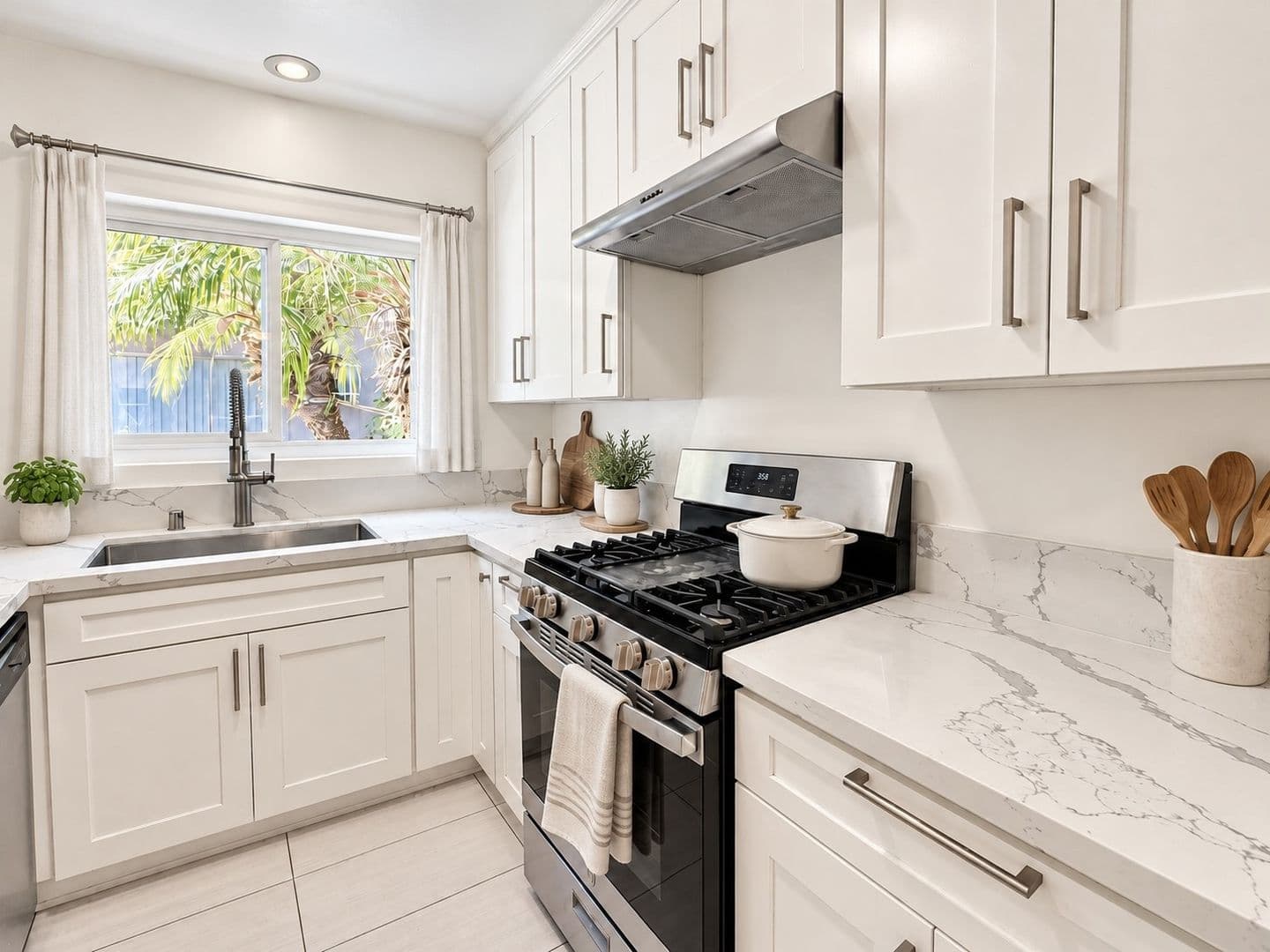 Sherman Oaks Apartment: 14315 Chandler Blvd