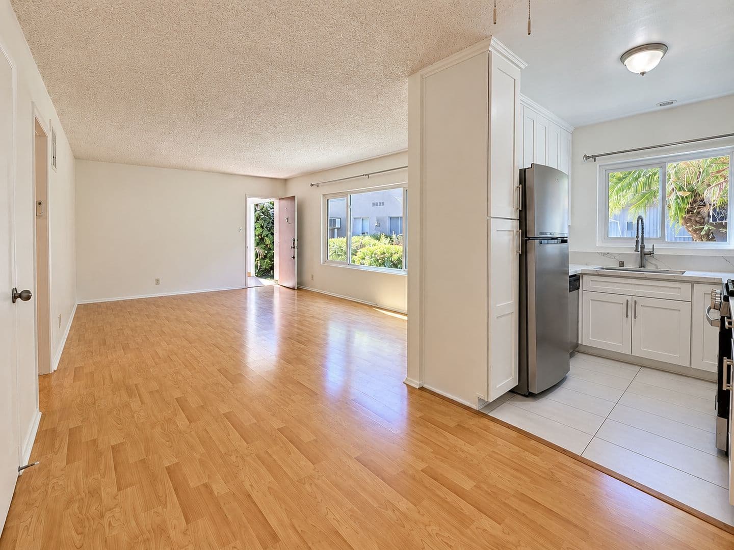 Sherman Oaks Apartment: 14315 Chandler Blvd