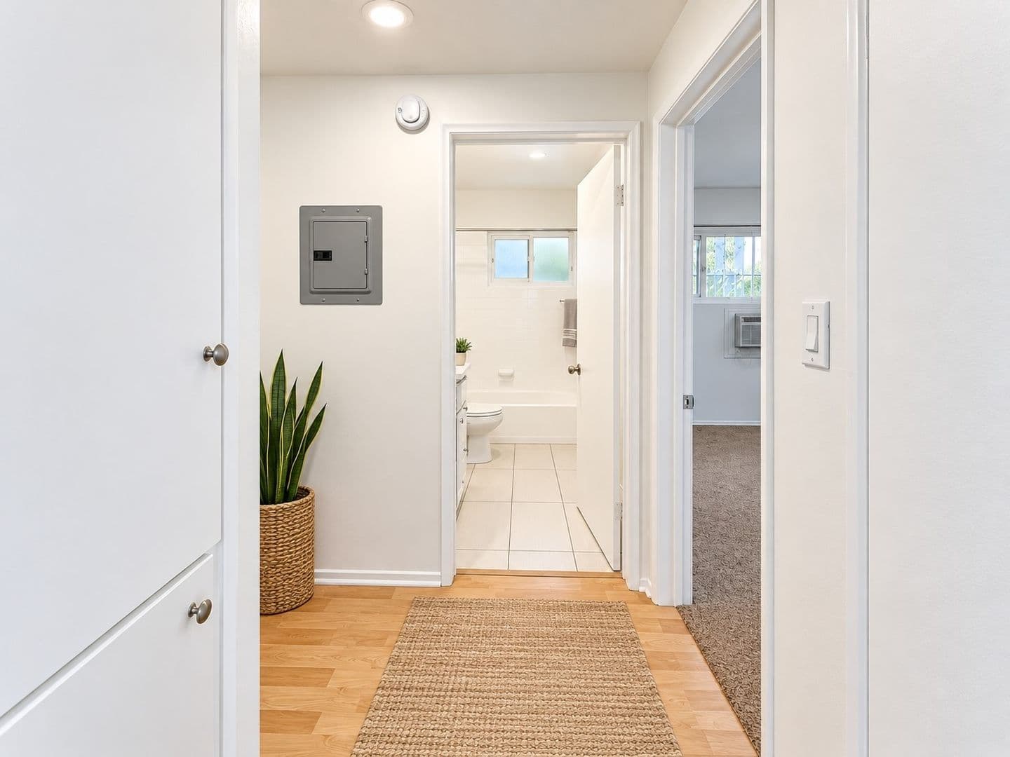 Sherman Oaks Apartment: 14315 Chandler Blvd