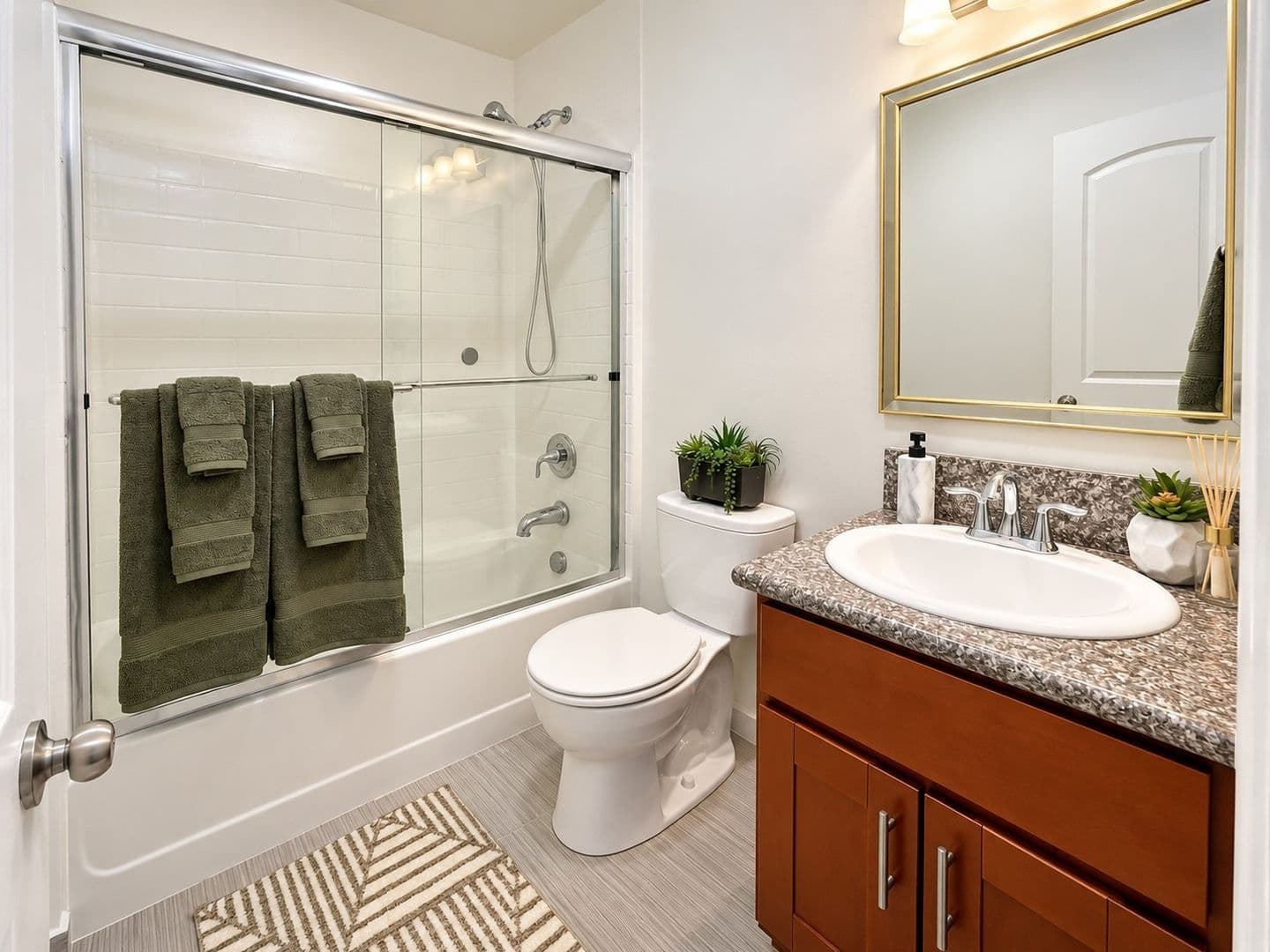 Los Angeles Apartment: 6501 Fulton Ave