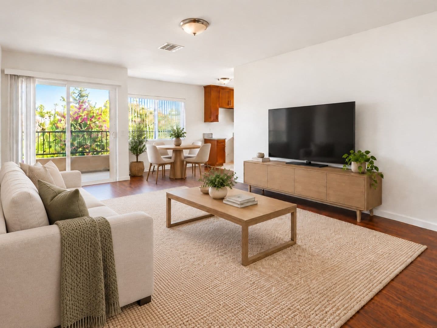 Los Angeles Apartment: 6501 Fulton Ave