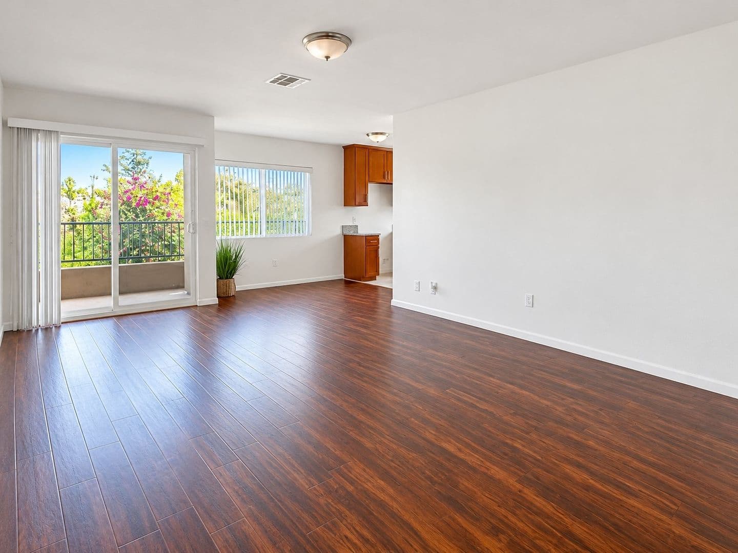 Los Angeles Apartment: 6501 Fulton Ave