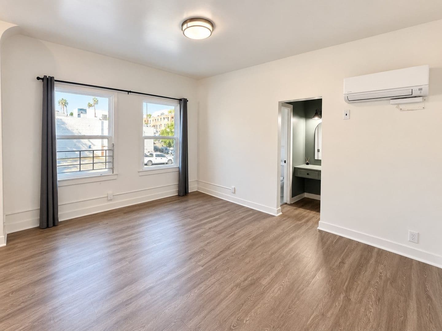 Los Angeles Apartment: 3218 Sunset Blvd