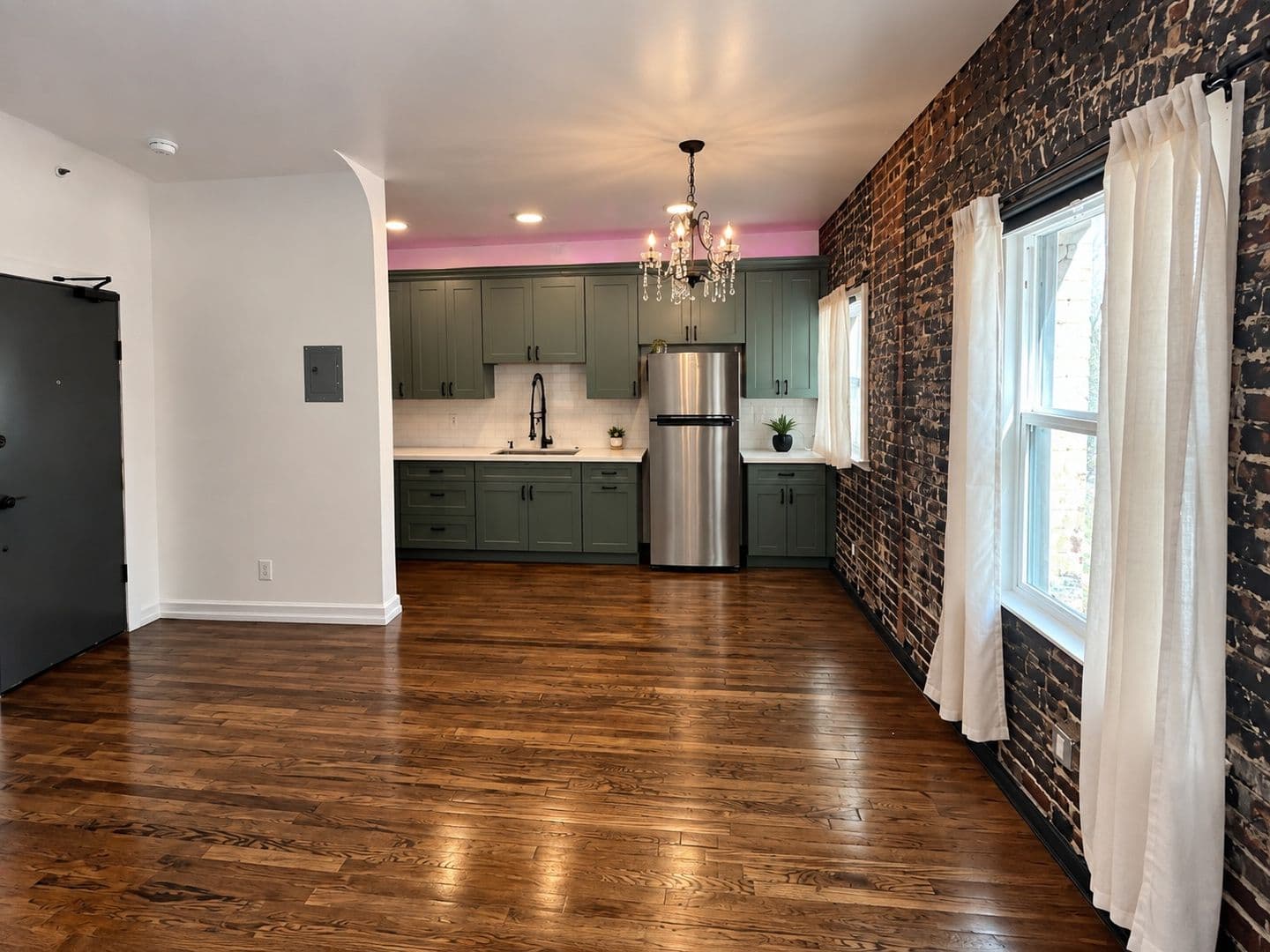 Los Angeles Apartment: 3218 Sunset Blvd