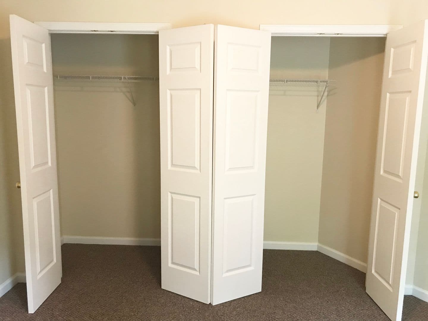 Frankfort Apartment: 100 Pinnacle Court