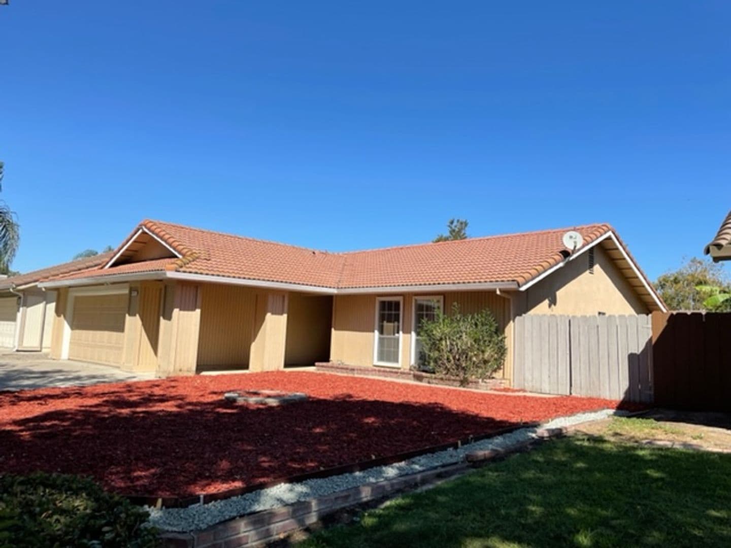 Tracy House: 461 W Central Ave