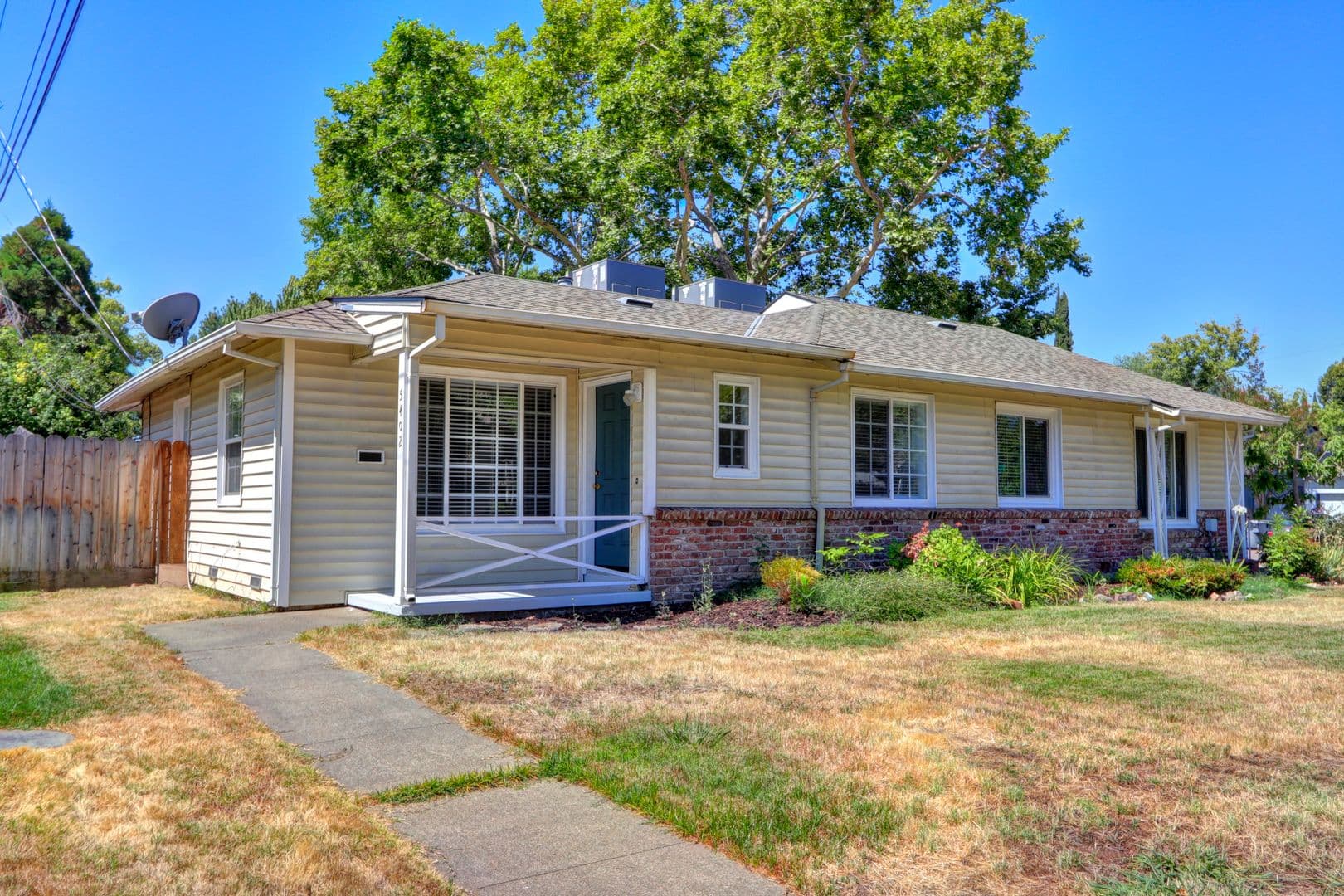 Sacramento Apartment: 5400-5402 Folsom Blvd