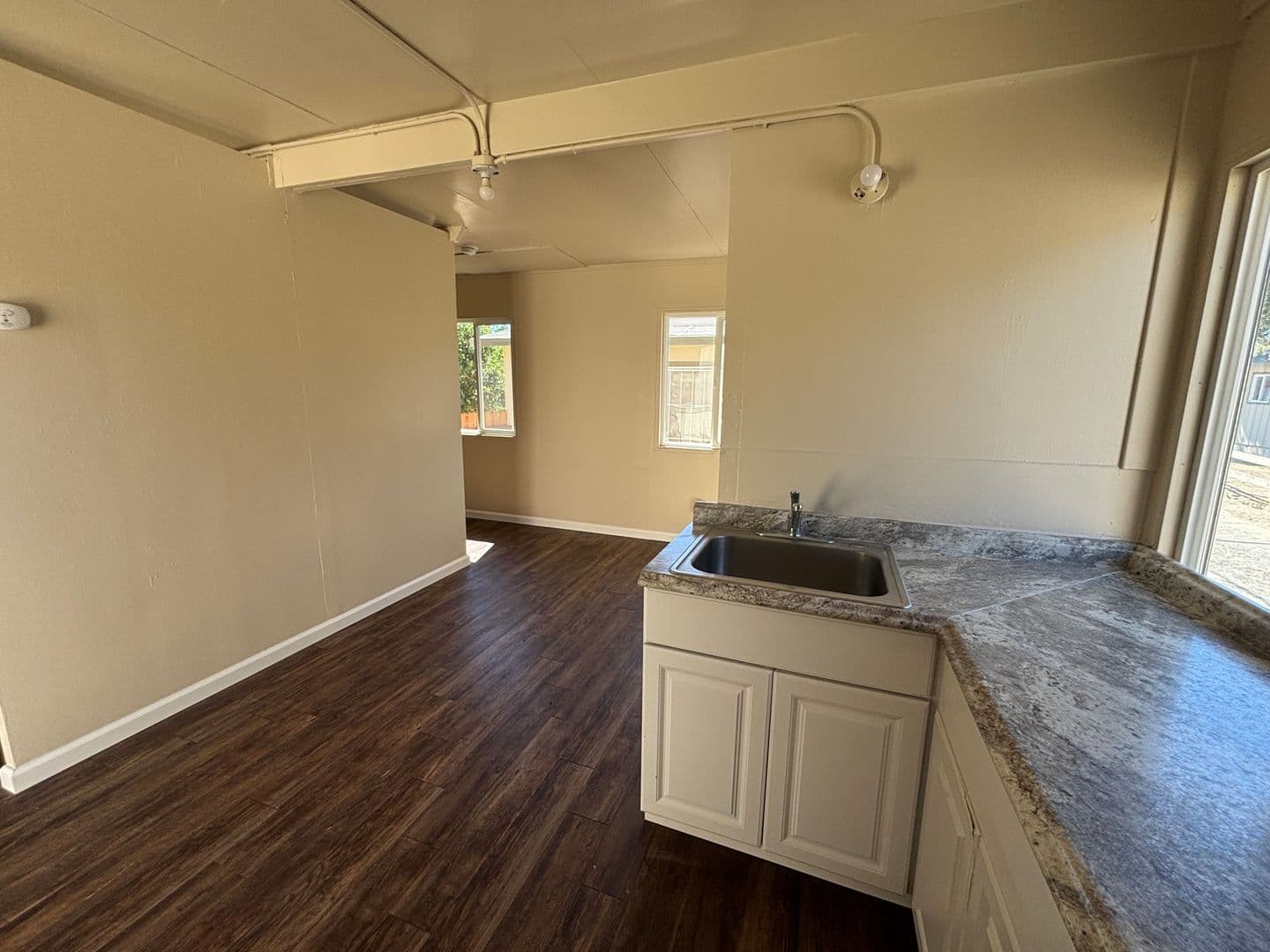 King City Apartment: 450 Jayne St.