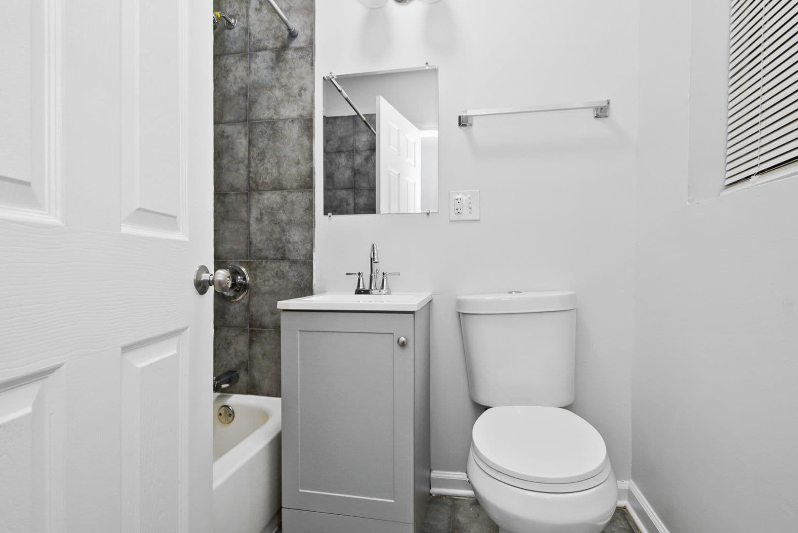 Chicago Apartment: 7525-33 S. Kingston Avenue